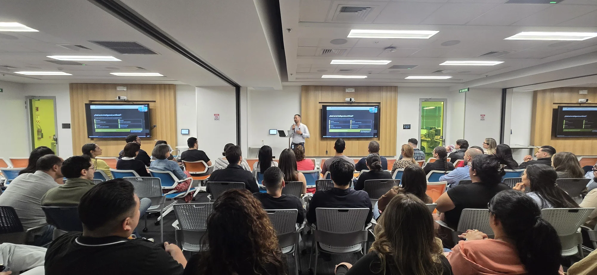 Diego Groisman dando una clase de inteligencia artificial frente a un auditorio lleno. Abrir foto completa.