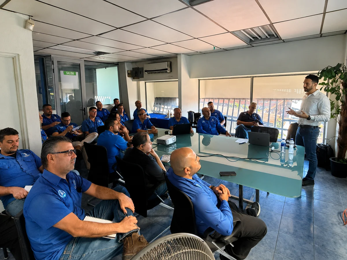Diego dando una capacitación al equipo de El Mundo en una sala de reuniones. Abrir foto completa.